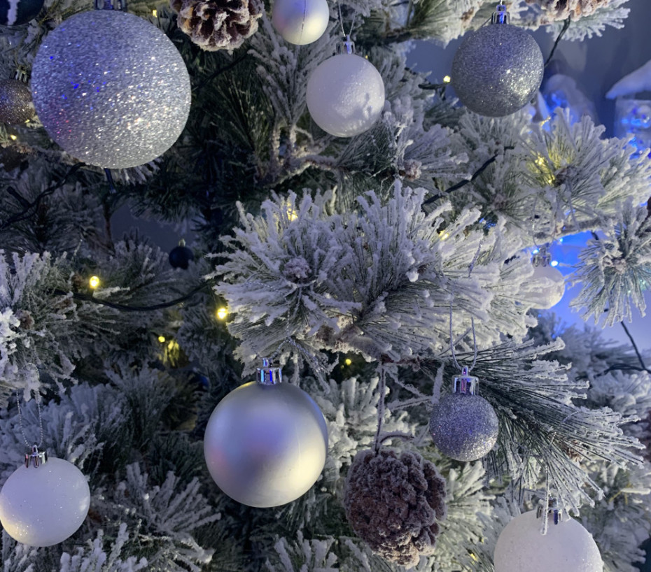 Set de 30 boules de Noël argent et blanc Ø4 à 6cm
